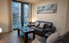 Discover Comfort And Style - Your Elegant Stay Offers A 2-Bedroom Haven With Free Secure Parking And Coffee!